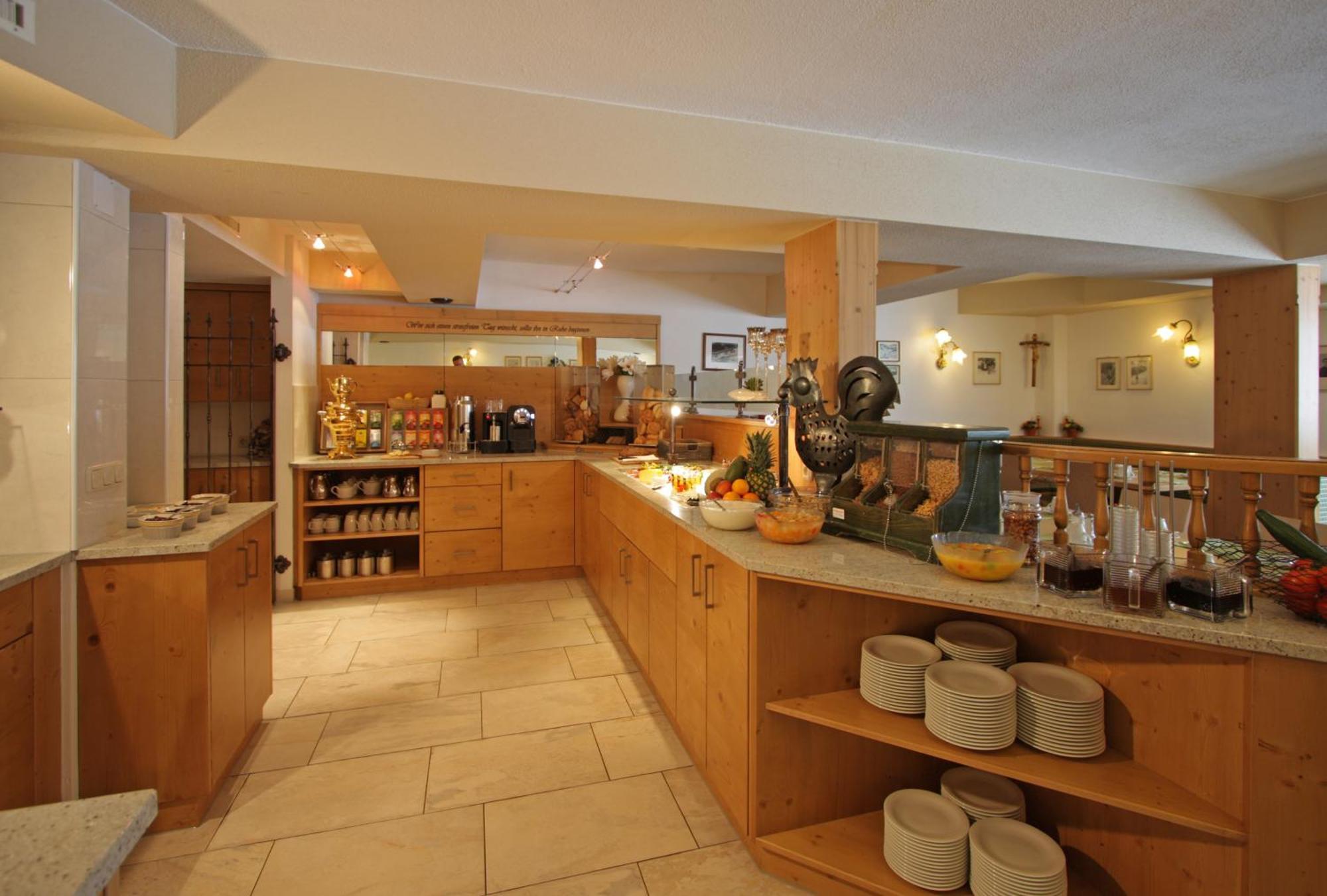 Hotel Garni - Restaurant Kaminstube سانكت أنتون ام ارلبرغ المظهر الخارجي الصورة