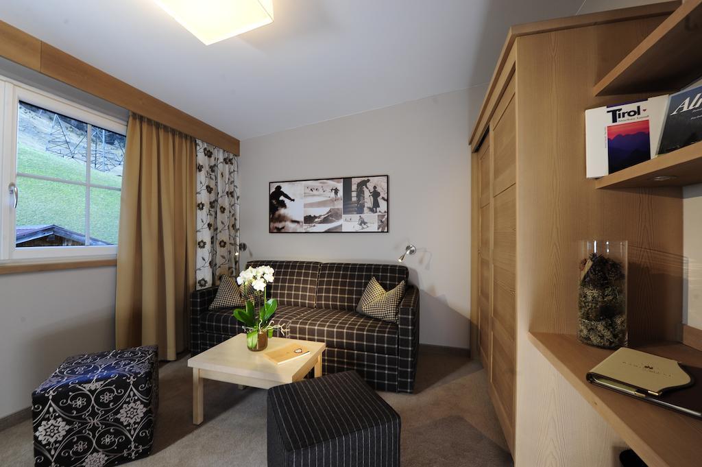 Hotel Garni - Restaurant Kaminstube سانكت أنتون ام ارلبرغ الغرفة الصورة