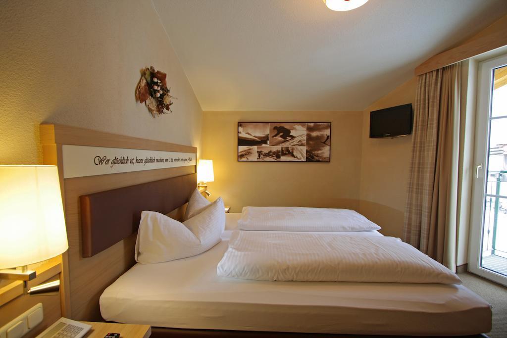 Hotel Garni - Restaurant Kaminstube سانكت أنتون ام ارلبرغ الغرفة الصورة