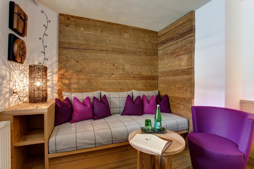 Hotel Garni - Restaurant Kaminstube سانكت أنتون ام ارلبرغ الغرفة الصورة